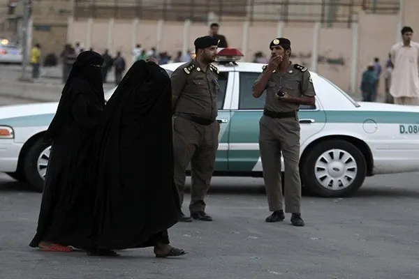 موقع هندي: شرطة القطيف تعيد الشقيقتين ”سلطانة“ إلى بلادهما