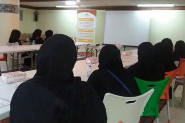 خيرية الجش تدرب سبع فتيات على رسم البورتريه