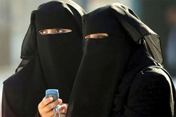 هل تهدد وسائل التواصل الاجتماعي سعادة أسرتك؟ ”مختص“ يجيب