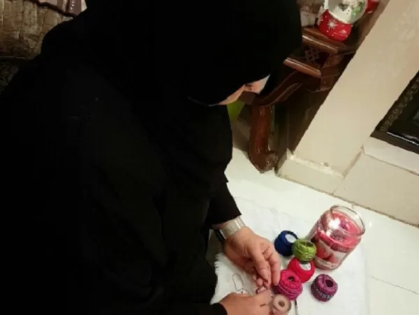شابة تتحدى الإعاقة واليتم بصناعة الخرزيات والإكسسوارات