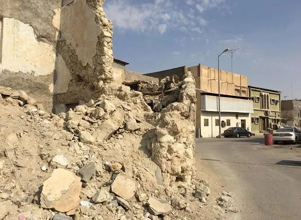 مركز «التراث» يهاجم «الأمانة»: لا تحق لهم إزالة ”مسورة العوامية“