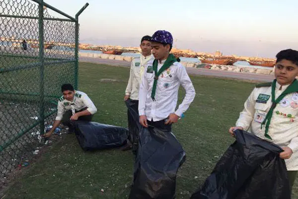 عشرة من ”رسل السلام“ تبادر بتنظيف كورنيش القطيف