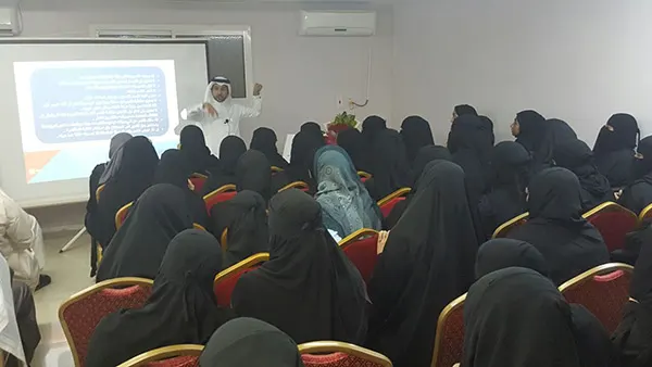 آل ربح يدرب 120 متدربا على كيفية التواصل بـ ”لغة الإشارة“