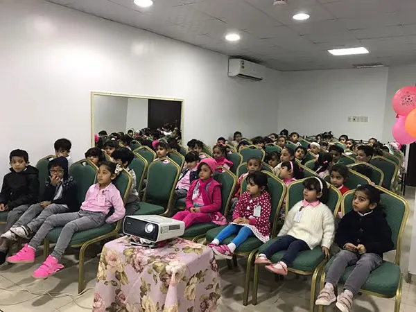 55 طفلاً وطفلة يساهمون بكسوة الشتاء في ”خيرية مضر“