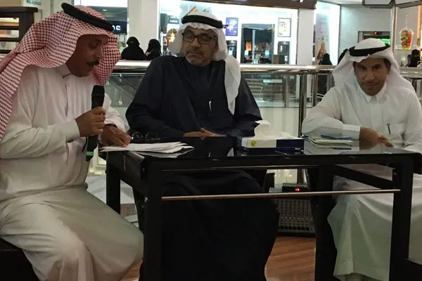 الكاتب آل مال الله يدشن ”فنجان قهوة“ في مجمع القطيف
