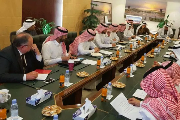أمانة الشرقية تبحث إمكانية ربط المدن الساحلية بالمنطقة بالسكك الحديدية