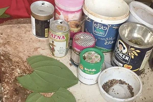 الهفوف.. ضبط وافدين يُسوّقون لمواد محظورة داخل مركبة