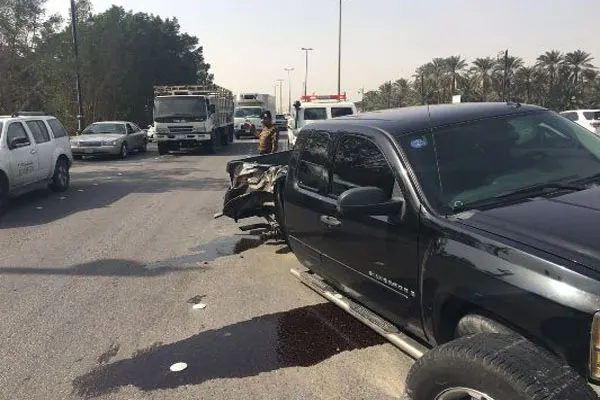 القطيف.. بقعة زيت تتسبب في إصابة قائد مركبة على شارع أحد