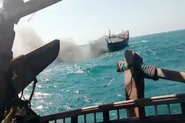 مقطع فيديو يوثق اشتعال النيران في مركب ببحر القطيف