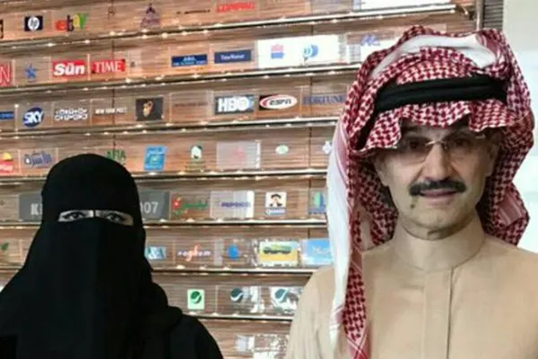 تحفيزاً للمرأة السعودية.. ”الوليد بن طلال“ يلتقي ”عواطف الثنيان“