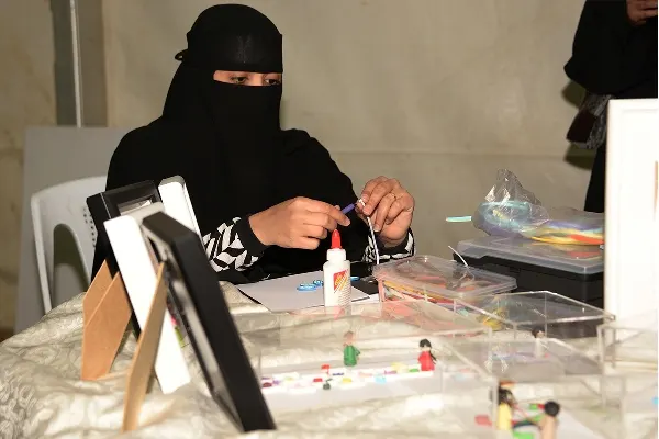 الفنانة اللويم تصنع لوحاتها بشرائط ورقية دقيقة