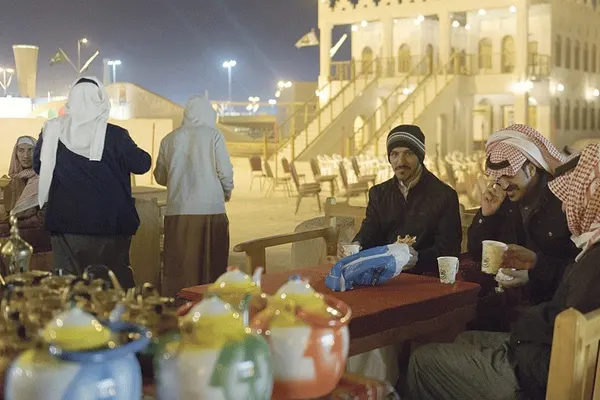 الخبز الحساوي طعم لذيذ ورائحة زكية على «جريد النخيل»