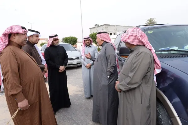 نائب بلدي الأحساء يتفقد مقابر العمران ويستمع لمطالب الأهالي