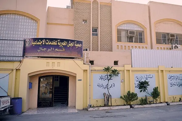 175 ألف ريال مساعدات عينية ونقدية لمائة أسرة بالجش