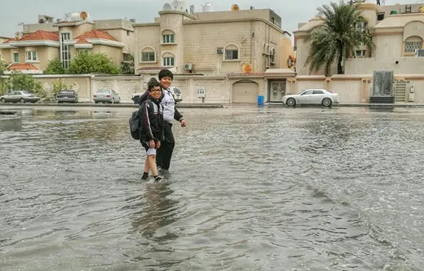 اللعب بمستنقعات الأمطار يسبب أمراضًا والتهابات وحساسية