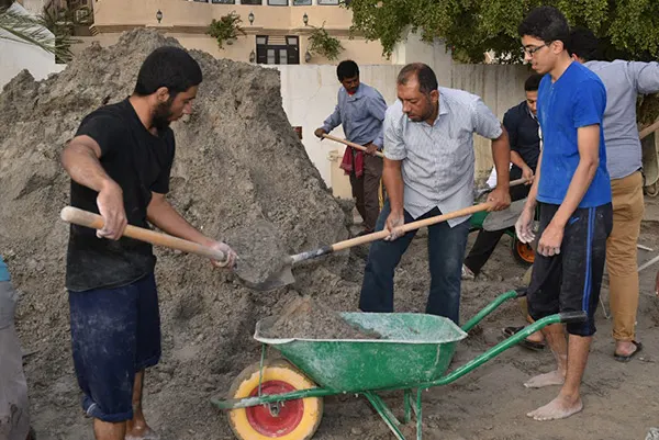 بالصور.. متطوّعون يُبادرون بترميم القبور التي اقتحمتها مياه الأمطار بالقطيف