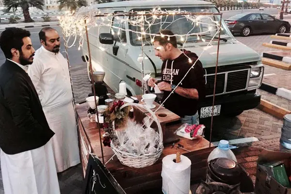 شاب سعودي يعدّ القهوة الأثيوبية بمعايير دقيقة في كورنيش الدمام