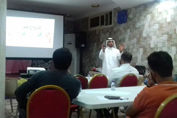 30 شاب وفتاة يتعرفون على كيفية تحقيق زواج ناجح في مرحلة الخطوبة