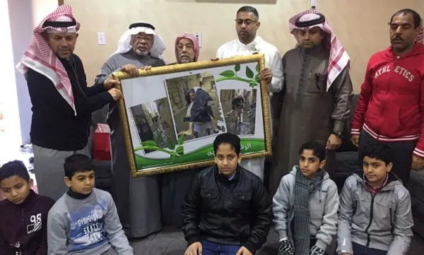 طلاب سيهات يكرمون شابًا حمل والده على كتفيه لحمايته من الأمطار