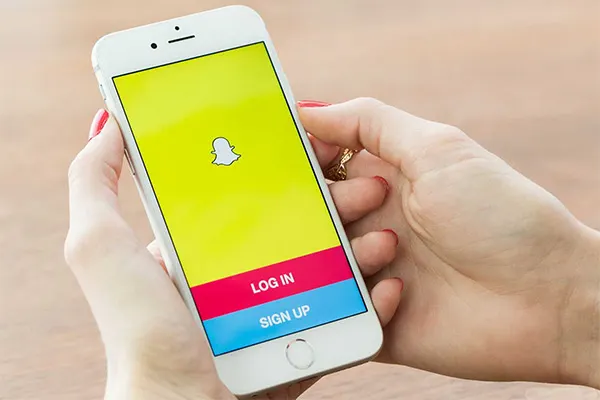 «سناب شات» يُمكن الآباء من رصد «وقت الشاشة» ومصادر الأصدقاء