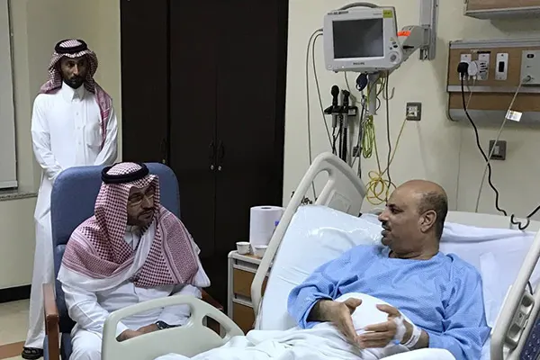 سعود بن نايف يطمئن على صحة آل ابراهيم.. ومحافظ القطيف يزوره في المستشفى