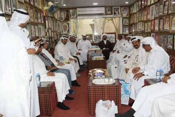 شخصيات اجتماعية تطلع على أرشيف متحف آل محيف