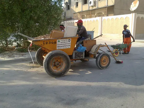 بلدية القطيف تطلق حملة نظافة في الأسكان وتدعو الأهالي للإبلاغ عن المخلفات