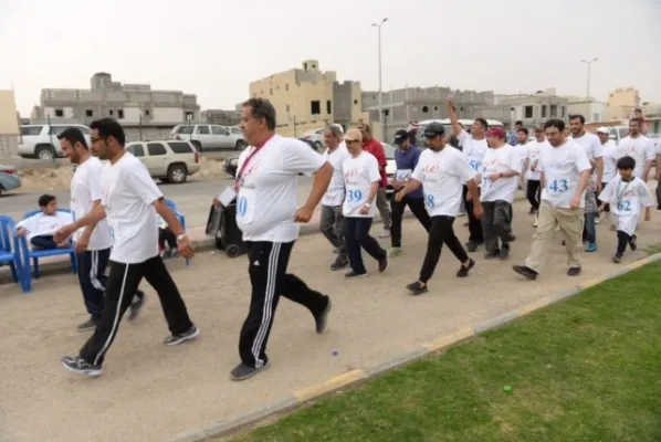بالصور.. 350 شابا وطفل يشاركون في فعالية «رياضة المشي» بالهفوف