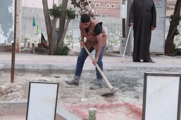 بالصور.. «العمران الجميلة» ترمم القبور المتضررة من مياه الأمطار