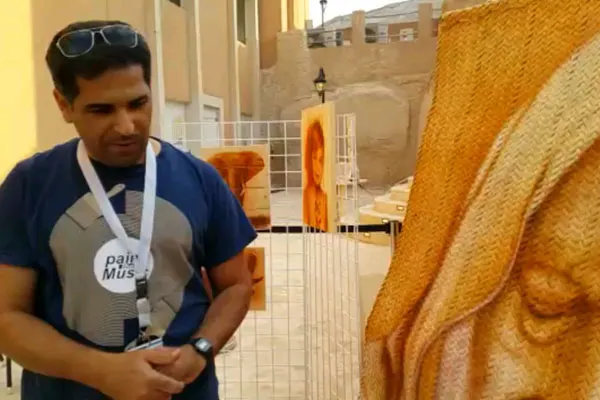 التشكيلي الرضي ينتقل من ألواح الخشب إلى الرسم على الخوص
