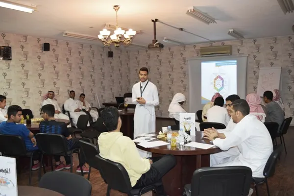 20 طالباً يتعرفون على برنامج «تثقيف الأقران» بالقطيف