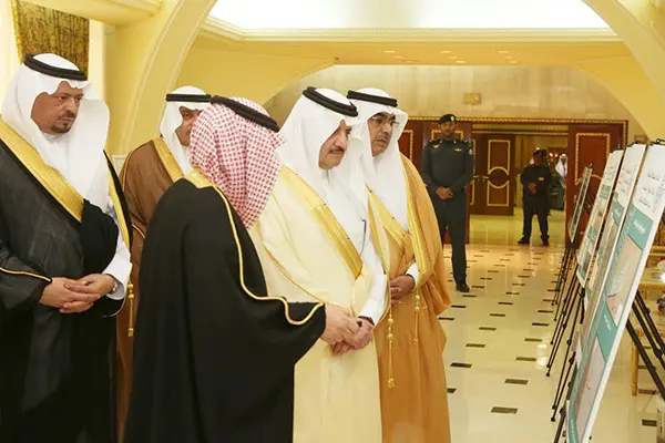 بالصور.. سعود بن نايف يستعرض المشروع التنموي لـ ”مسورة العوامية“