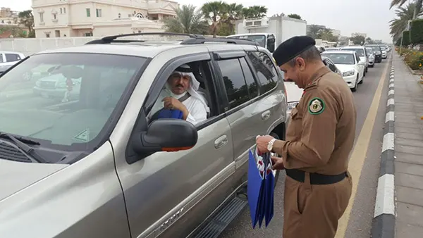 القطيف.. توزيع الورود والمطويات على قائدي السيارات