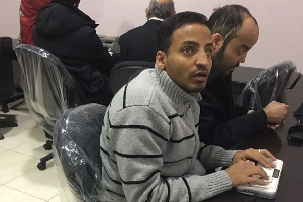 تدريب مكفوفي القطيف على كيفية استخدام ”برايل سينس“