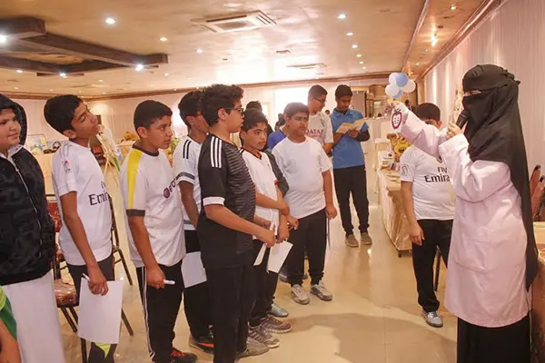 التعليم بالترفيه يجذب الطلاب في ”خليجي صحة الفم والأسنان“ بصفوى