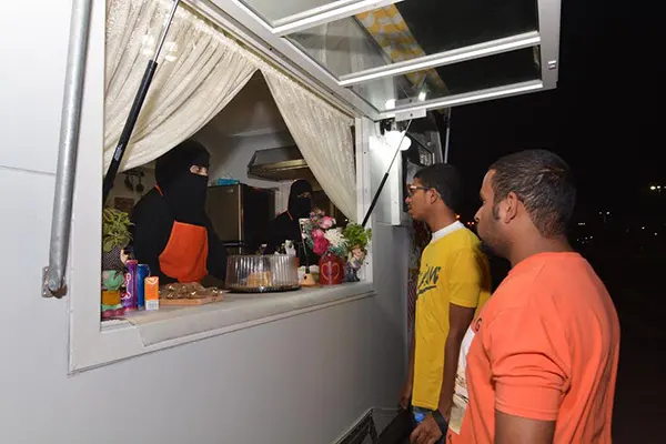 ”أمينة“ تطلق أول «عربة» نسائية لبيع الأطباق في سيهات