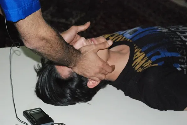 مُسْعِف: السرعة والدقة في مساعدة المصاب من أولويات الإسعاف