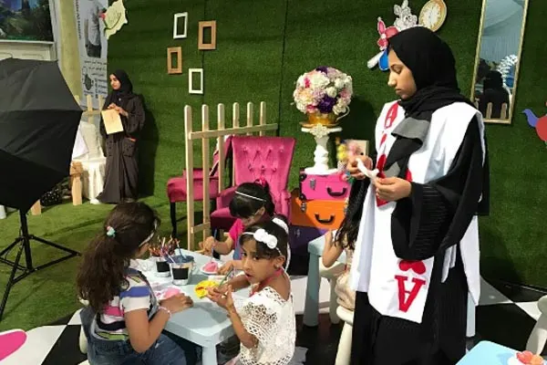 ”أليس في بلاد العجائب“ يجذب أطفال مهرجان الوفاء بسيهات
