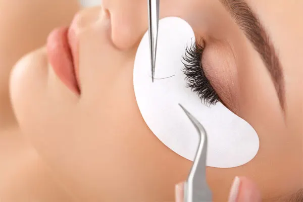 خبيرات تجميل يفضلن تركيب الرموش على زراعتها.. ورجل دين: لا إشكال فيها