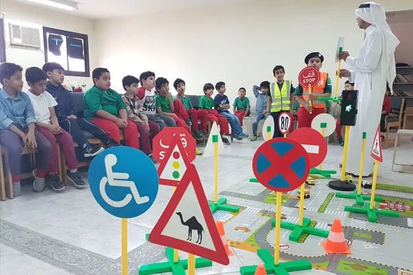 300 طالبا يتعرفون على إرشادات المرور والسلامة بالقطيف