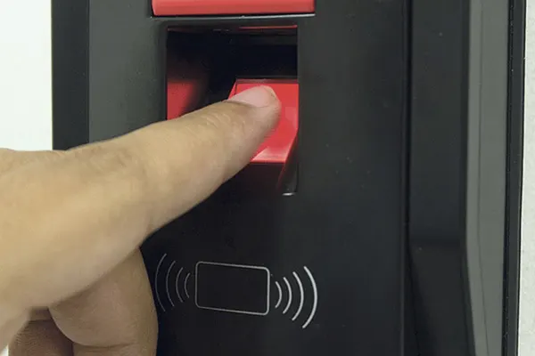 بدء تطبيق نظام البصمة لحضور المعلمين والمعلمات في مدارس المملكة