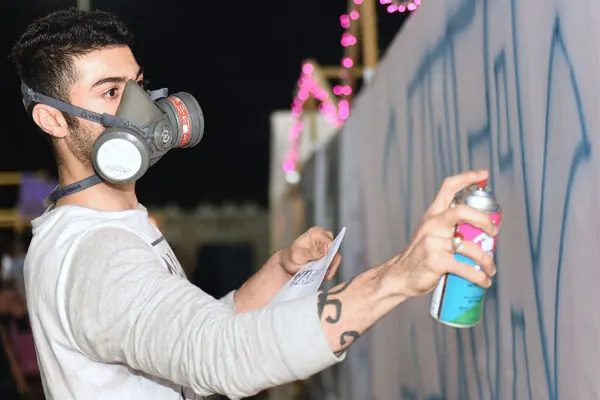 البقال مشاركا برسم جدارية في «الوفاء»: نحن نتعلم من الانتقادات