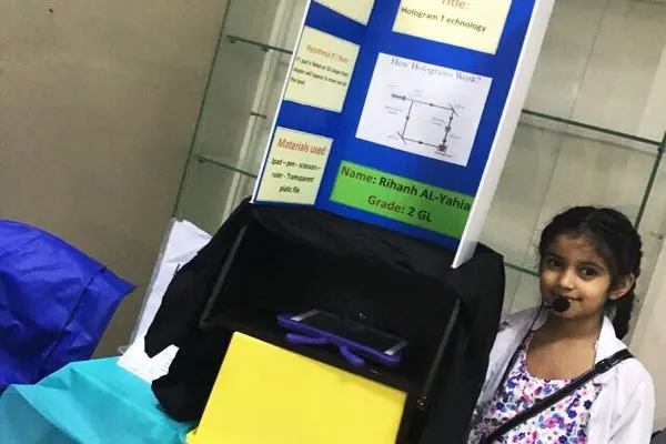 طفلة تتحدى العلوم والتكنولوجيا بتقنية ”ثري دي“ لأطوار القمر
