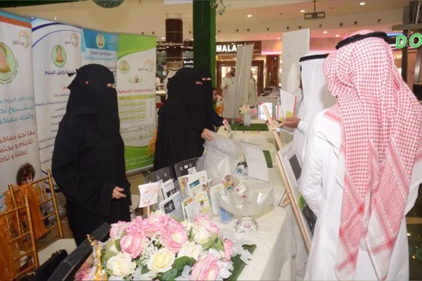 القطيف.. كافل اليتيم تعرف زوار «رحماء» بتجاربها خلال 27 عاما