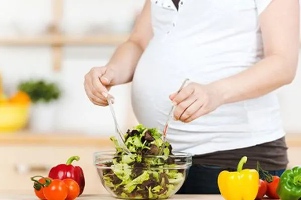 استشارية تحذر: أطعمة شائعة قد تسبب مضاعفات خطيرة للحامل وجنينها