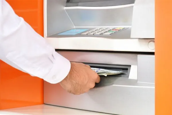 ”البنوك السعودية“ تحذِّر من ترك البطاقات الائتمانية مع موظفي المبيعات طويلًا