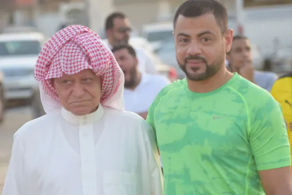 سبعيني يشجع ابنه بالحضور إلى شاطئية ام الحمام برفقة حفيده