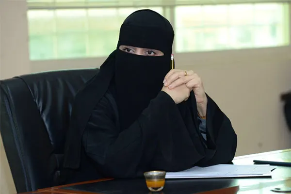 ”الأنساق الثقافية“ تمنح الباحثة العبدرب الرضا الدكتوراه بامتياز.. ”دون مناقشة“