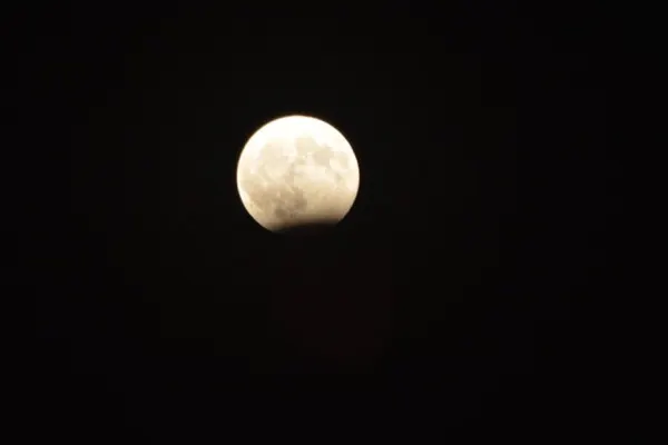 خسوف القمر الجزئي يبدأ الآن في سماء المملكة