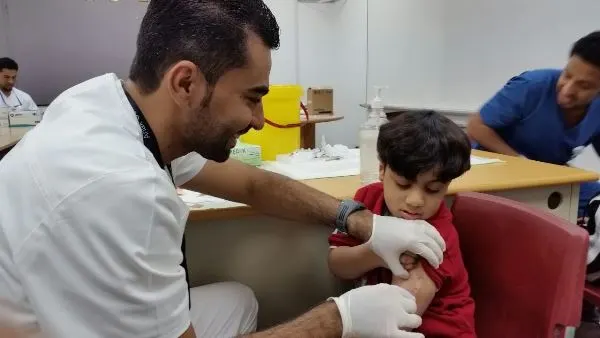 «وقاية»: حرمان الطفل من التطعيم إيذاء وإهمال